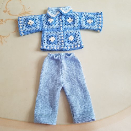  ensemble veste et pantalon pour poupée au tricot et crochet