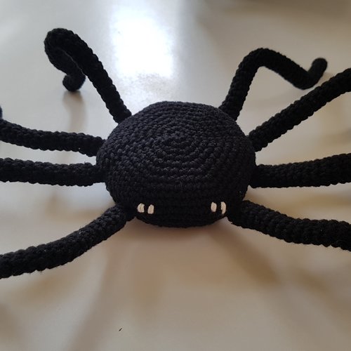 Araignée noire au crochet fait main pour halloween