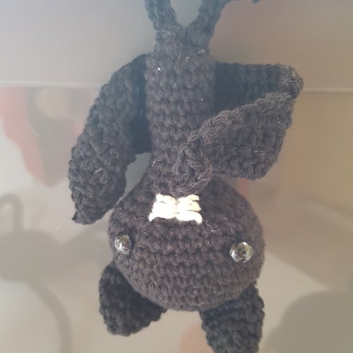 Amigurumi chauve-souris noire au crochet fait main pour halloween