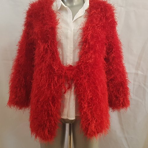 Veste rouge à poils pour femme tricotée main - pièce unique