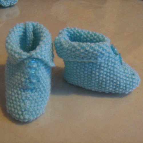 Chaussons pour bébé bleus tricotés main