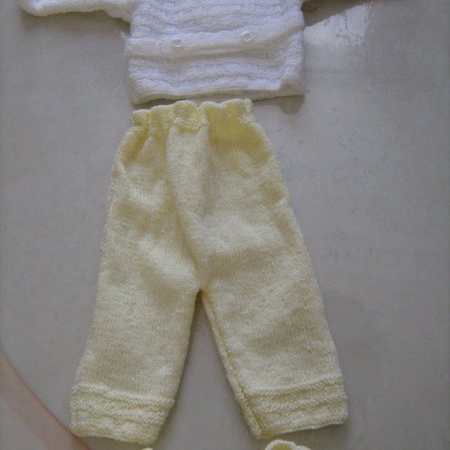 Ensemble brassière, pantalon et chaussons, jaune et blanc, tricoté main, t. naissance
