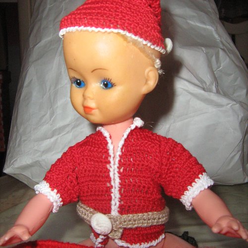 Costume de père noël au crochet pour poupée