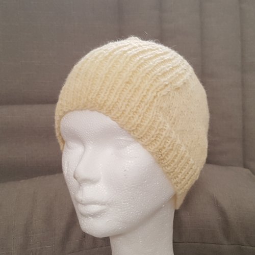 Bonnet pour femme en pure laine vierge naturelle tricoté main