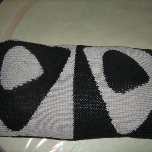 Coussin rectangulaire noir et gris tricoté main