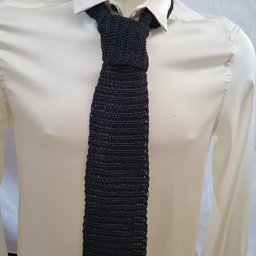 Cravate bleu marine au crochet fait main