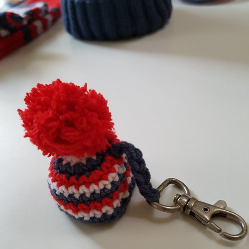 Porte-clés bonnet bleu blanc rouge au crochet