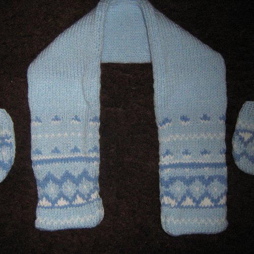 Écharpe pour bébé, et moufles assorties, bleu avec jacquard géométrique, taille 3/6 mois, tricotés à la main, en acrylique