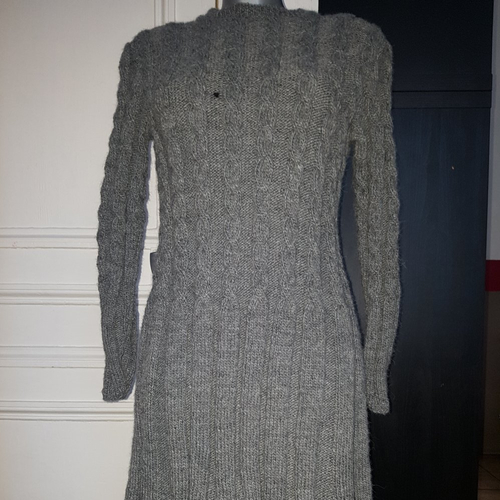 Robe en laine,  grise, robe tricotée à la main, taille 40, col rond, bas évasé, robe patineuse trapèze, à torsades, pièce unique