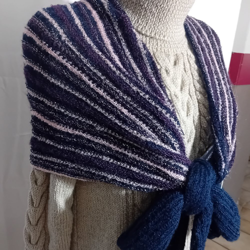 Chauffe-épaules rayé, en mohair, à nouer, bleu marine, rose, violet, argent, tricoté à la main, original et chic