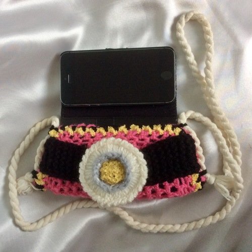 Petite pochette,sacoche pour téléphone potable ipad   avec décor fantasia au crochet fait main