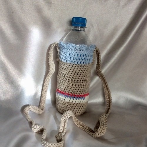 Housse pochette fantasia au crochet pour petite bouteille d’eau