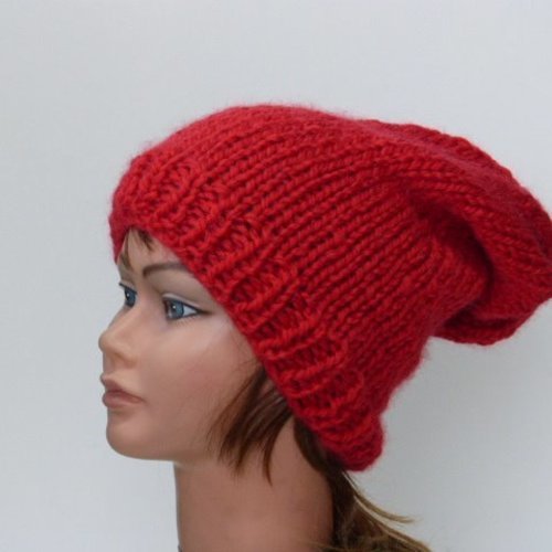 Bonnet femme rouge ,loose, long , tombant , tricoté main