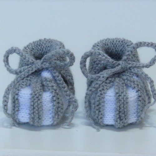 Chaussons bébé gris & blanc tricoté main
