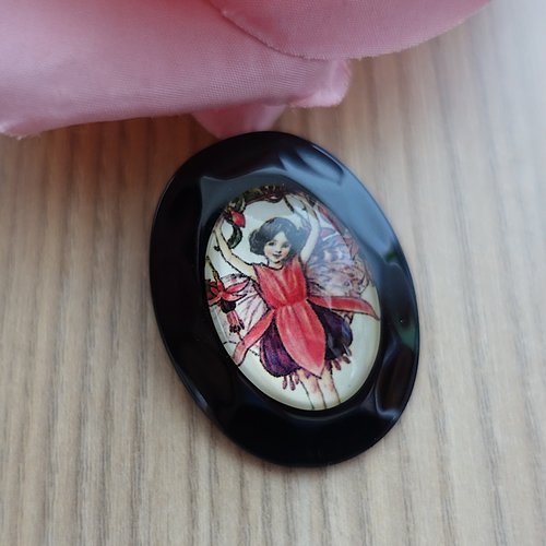 Broche forme ovale motif fillette fleur