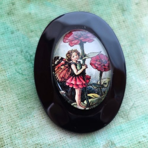 Broche forme ovale motif fée papillon et fleurs