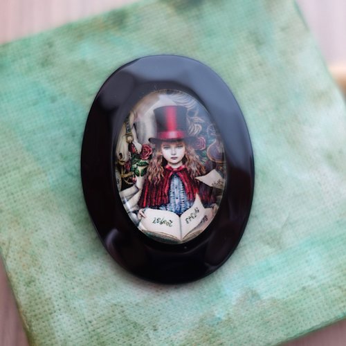 Broche forme ovale motif alice au pays des merveilles