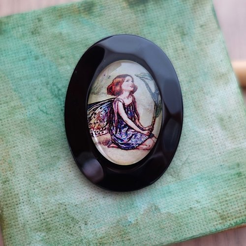 Broche forme ovale motif fée papillon et fleur