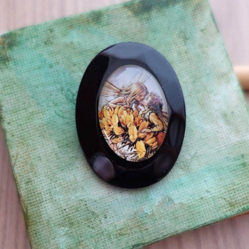 Broche forme ovale motif fées papillons et fleurs