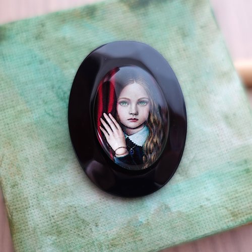 Broche forme ovale motif fillette cheveux longs
