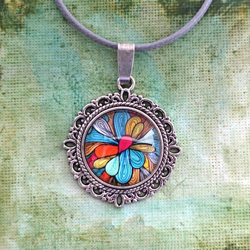 Collier pendentif métal couleur argent motif floral