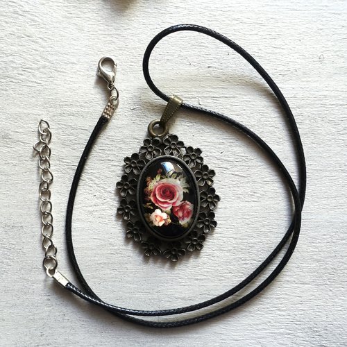 Collier pendentif métal couleur bronze motif floral