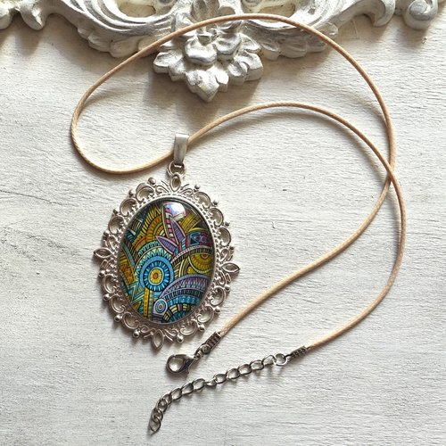 Collier pendentif métal couleur argent motif floral