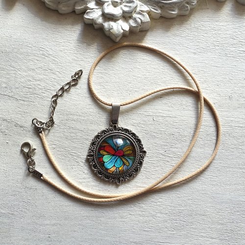 Collier pendentif métal couleur argent motif floral