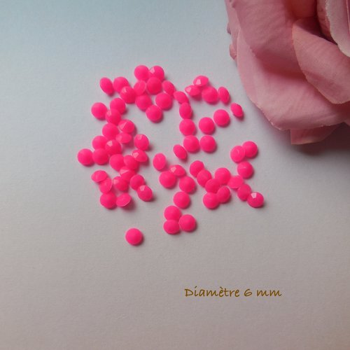67 cabochons strass - acrylique rose fluo - 6 mm
