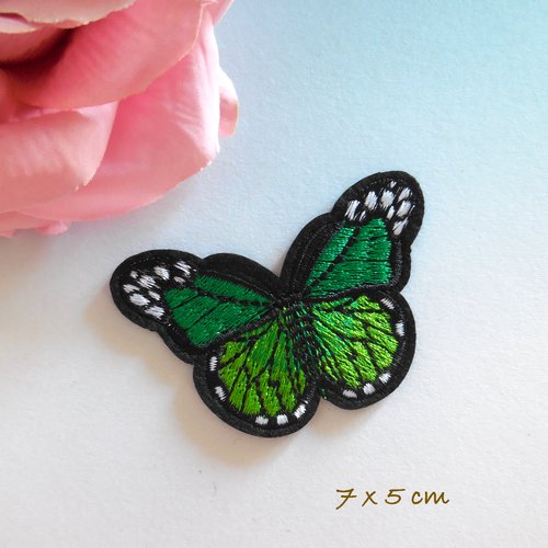 Appliqué à coudre - papillon en tissu brodé - noir et vert
