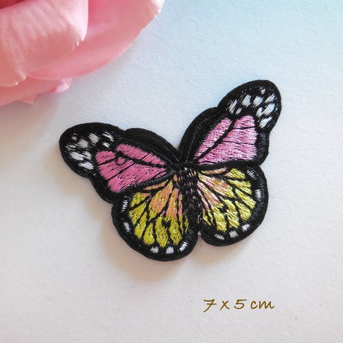 Appliqué à coudre - papillon en tissu brodé - noir jaune et rose