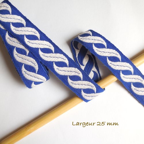 190 cm de ruban coton bleu brodé blanc