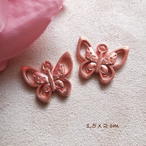 2 pendentifs papillons en métal couleur or rose