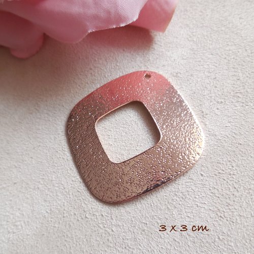 Pendentif carré en métal couleur or rose