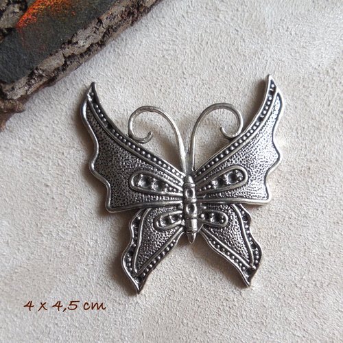 Pendentif papillon en métal couleur argent