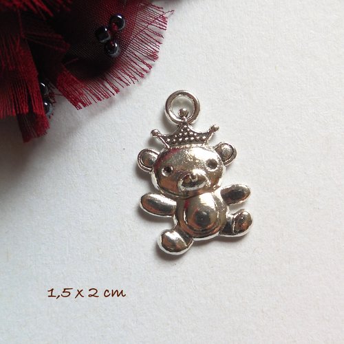 Pendentif petit ours en métal couleur argent