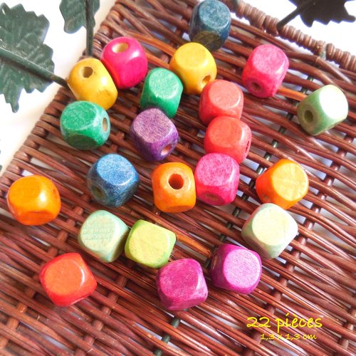 Assortiment de 22 perles en bois carrées - multicolores