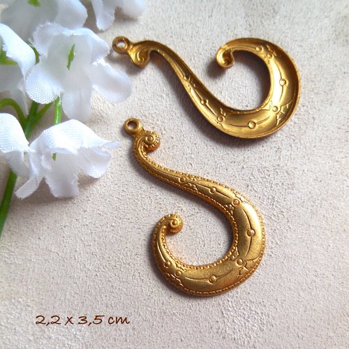 Breloque pendentif en métal doré - forme volute -  3,5 x 2,2 cm