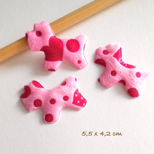 3 petits chiens en tissu velours - rose et rouge - embellissements