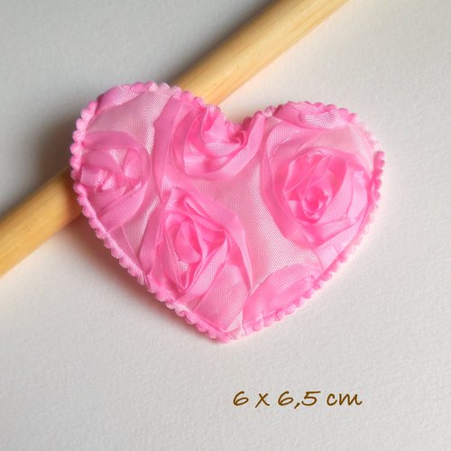 Coeur en tissu rose - motifs roses en relief