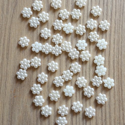 50 petits cabochons acrylique forme fleurs nacrées