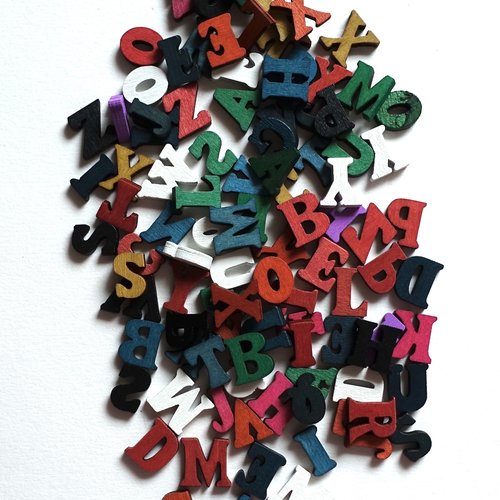 100 lettres alphabet multicolores en bois
