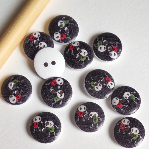 12 boutons en bois motif personnages rigolos