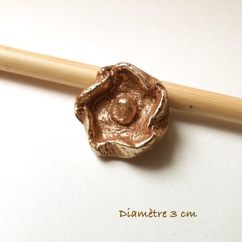 Bouton ancien fantaisie - résine dorée 30 mm