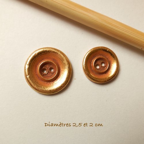 2 boutons anciens résine dorée - 20 et 25 mm