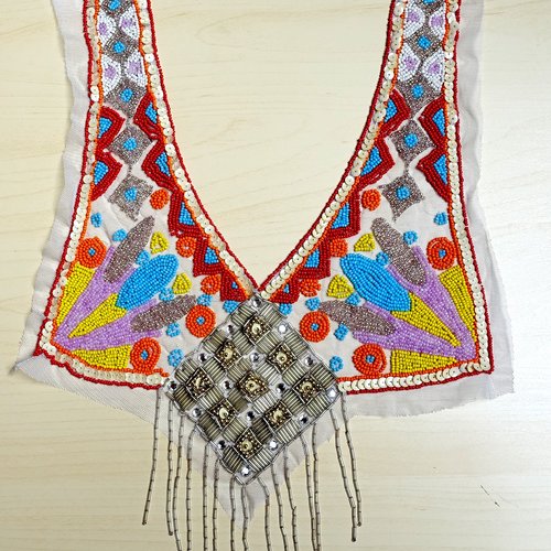 Plastron encolure brodée de perles style indien
