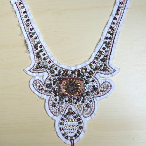 Plastron encolure brodée de perles style oriental