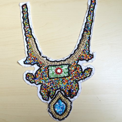 Plastron encolure brodée de perles style indien