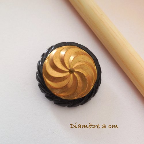 1 gros bouton rond vintage - doré cerclé noir - 30 mm