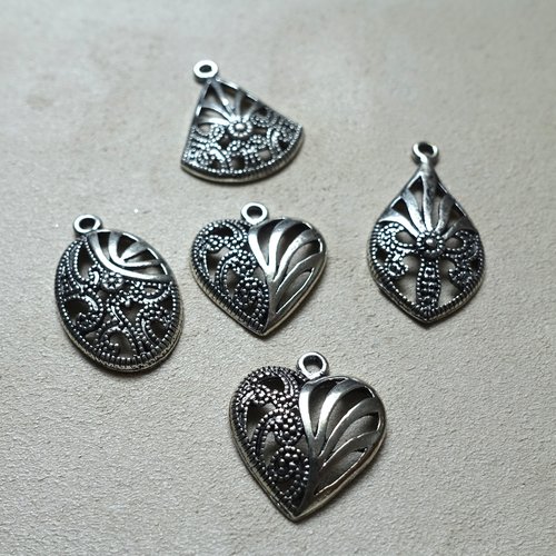 5 pendentifs en métal ciselé couleur argent